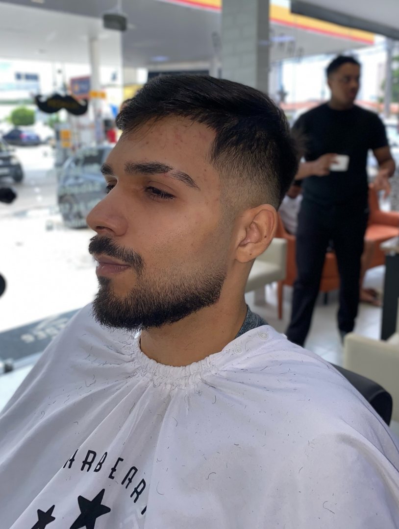 Corte e barba bem definidos